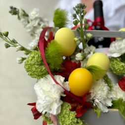 Пасхальная коробочка с цветами и бутылкой вина