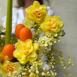 Пасхальная композиция с желтыми цветами и свечами