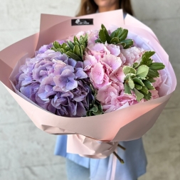 Букет розовых и фиолетовых гортензий