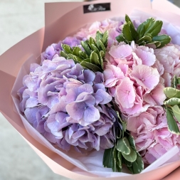 Букет розовых и фиолетовых гортензий