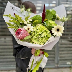 Buchet cu Protea, Hortensie si Brassica