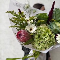 Buchet cu Protea, Hortensie si Brassica