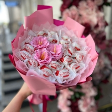 Pretty Bouquet with Raffaello and Pink Decor alt vedere product
