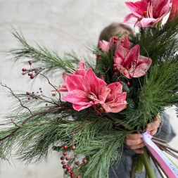 Buchet cu Amarilis si Crengi de Brad