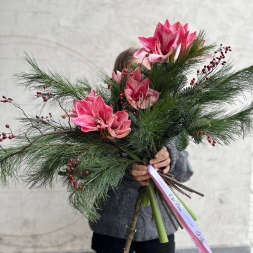 Buchet cu Amarilis si Crengi de Brad