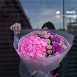 Buchet Roz cu Hortensie, Trandafiri si Dianthus