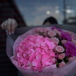 Buchet Roz cu Hortensie, Trandafiri si Dianthus