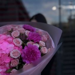 Buchet Roz cu Hortensie, Trandafiri si Dianthus