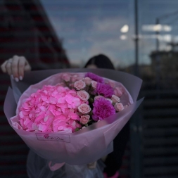 Buchet Roz cu Hortensie, Trandafiri si Dianthus