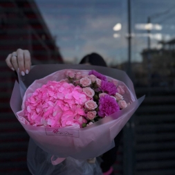 Buchet Roz cu Hortensie, Trandafiri si Dianthus