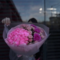 Buchet Roz cu Hortensie, Trandafiri si Dianthus