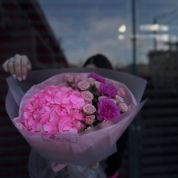 Buchet Roz cu Hortensie, Trandafiri si Dianthus