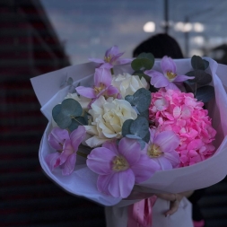 Buchet cu Hortensie, Trandafiri Albi si Lalele