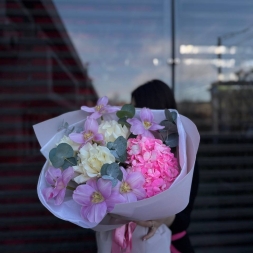 Buchet cu Hortensie, Trandafiri Albi si Lalele