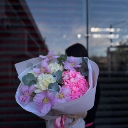 Buchet cu Hortensie, Trandafiri Albi si Lalele