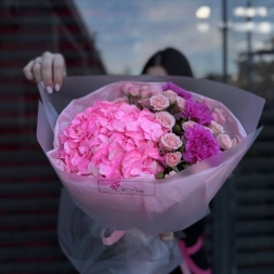 Buchet Roz cu Hortensie, Trandafiri si Dianthus