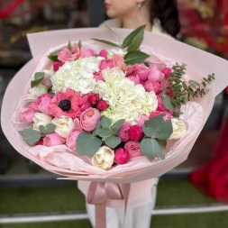 Buchet Alb Roz cu Hortensie si Silva Pink