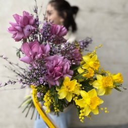 Buchet cu Narcise, Trandafiri, Mimosa si Genista