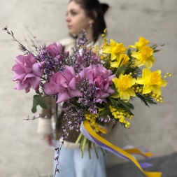 Buchet cu Narcise, Trandafiri, Mimosa si Genista