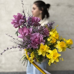 Buchet cu Narcise, Trandafiri, Mimosa si Genista