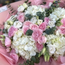 Bouquet with Hydrangeas, Lisianthus, and Spray Roses alt vedere product 2