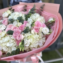 Bouquet with Hydrangeas, Lisianthus, and Spray Roses alt vedere product 3