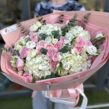 Bouquet with Hydrangeas, Lisianthus, and Spray Roses alt vedere product