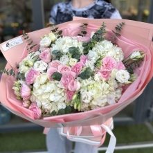 Bouquet with Hydrangeas, Lisianthus, and Spray Roses alt vedere product 4