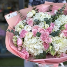 Bouquet with Hydrangeas, Lisianthus, and Spray Roses alt vedere product 5