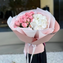 Hydrangea and Spray Roses Bouquet alt vedere product