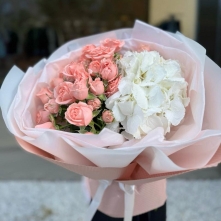 Hydrangea and Spray Roses Bouquet alt vedere product 3
