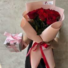 Bouquet of 11 Red Roses and Raffaello Box alt vedere product 4
