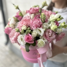 Arrangement of White-Pink Flowers in Box alt vedere product 2