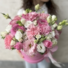Arrangement of White-Pink Flowers in Box alt vedere product 3