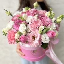 Arrangement of White-Pink Flowers in Box alt vedere product 4