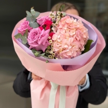 Pink Bouquet with Hydrangea and Roses alt vedere product