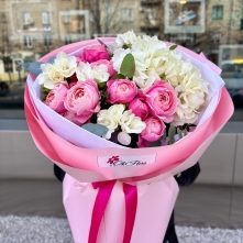Pink and White Bouquet with Roses, Hydrangea and Freesia alt vedere product