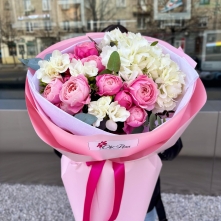 Pink and White Bouquet with Roses, Hydrangea and Freesia alt vedere product 5