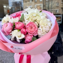 Pink and White Bouquet with Roses, Hydrangea and Freesia alt vedere product 3