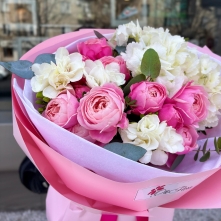 Pink and White Bouquet with Roses, Hydrangea and Freesia alt vedere product 4