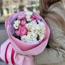 Pink and White Bouquet with Roses, Hydrangea and Freesia alt vedere product 2