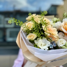 Bouquet with Roses, Lisianthus and Gerbera alt vedere product 4