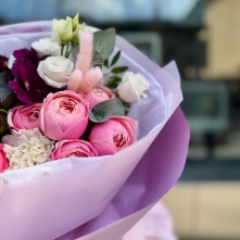 Elegant Bouquet with Pink Roses and Lisianthus alt vedere product 3