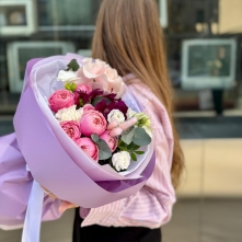Elegant Bouquet with Pink Roses and Lisianthus alt vedere product 2
