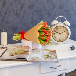 Bouquet of 25 red tulips in natural paper