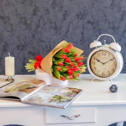 Bouquet of 25 red tulips in natural paper