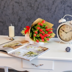 Bouquet of 25 red tulips in natural paper