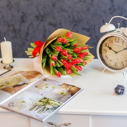 Bouquet of 25 red tulips in natural paper