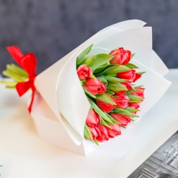 Special Bouquet Nr 9 of 15 red tulips