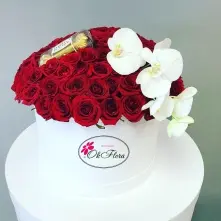 Luxury Box with 101 Roses, Orchid and Ferrero Rocher alt vedere product